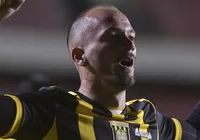 Jogador do The Strongest é atingido por fogos de artifício; assista imagem