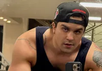 Luan Santana tenta comer calcinha em show e web reage imagem