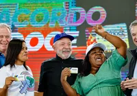 Lula anuncia R$ 3,7 bi para atingidos por lama da barragem em Mariana imagem