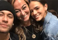Mãe de Neymar reage a post de cantor com Bruna Marquezine