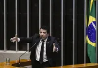 Magno Malta se acorrenta à mesa do Senado e protesta: "Só saio daqui morto" imagem