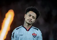 Matheuzinho fala em "não abaixar a cabeça" após derrota do Vitória imagem