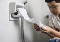Mito ou verdade: papel higiênico deve ir no vaso sanitário ou no lixo? imagem