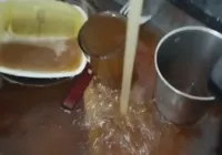 Morador brada sobre água suja nas torneiras de Catu: "Suco de tamarindo"
