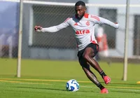 Novo lateral do Vitória deverá ser opção contra o São Paulo; entenda imagem