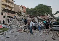 Novo terremoto na Turquia: edifícios caem e moradores são resgatados imagem