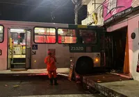 Ônibus bate em prédio e deixa 12 feridos em Salvador; veja vídeo
