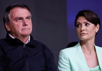 Operação contra Bolsonaro: Michelle posta salmo e Flávio fala em "humilhação" imagem