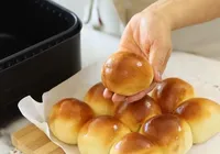 Pão quentinho em 15 minutos: receita na air fryer viraliza pela facilidade