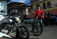 Pedalar no trânsito de Salvador é sinônimo de desafio e resistência imagem
