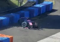 Piloto da Fórmula 1 sofre acidente grave e destrói carro da equipe imagem