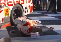 Piloto da Nascar sofre queda e quebra clavícula ao comemorar vitória imagem