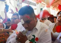 Prefeito se casa com jacaré em ritual tradicional imagem