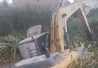 Prefeitura de Seabra é acusada de crime ambiental após escavadeira afundar imagem