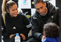 Raphinha acusa Disney de racismo contra filho pequeno: "Nojento" imagem