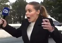 Repórter da Record tem celular roubado ao vivo; veja imagem