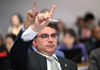 Trump pode lançar bombas atômicas no Brasil, diz Flávio Bolsonaro