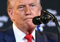 Trump pressiona Banco Central e exige renúncia de diretora influente imagem