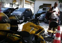 Uber e 99 pagam multa por manterem trabalho de mototaxistas