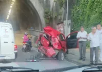 VÍDEO: Carro fica destruído após acidente com ônibus em Pirajá