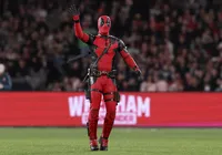 VÍDEO: Deadpool aparece em amistoso de futebol e rouba a cena imagem