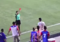 VÍDEO: árbitra é agredida no rosto em jogo de futebol na Colômbia imagem
