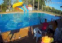 Vídeo: Homem é preso após agredir mulher com vários socos em clube imagem