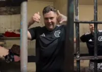Vídeo: Influencer preso grava vídeo da cela e posta imagem