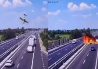 Vídeo: avião cai em rodovia na Itália e deixa dois mortos imagem