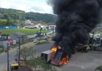 Vídeo: caminhão atinge fio de alta tensão e pega fogo na Bahia