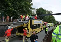 Vídeo: teto de ônibus de dois andares é arrancado ao colidir com ponte imagem