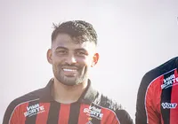 Vitória oficializa renovação de contrato do volante Ronald