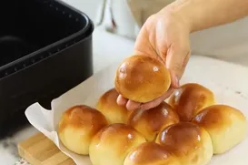 Pão quentinho em 15 minutos: receita na air fryer viraliza pela facilidade - Imagem