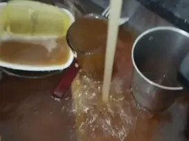 Morador brada sobre água suja nas torneiras de Catu: "Suco de tamarindo" - Imagem