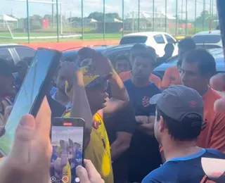 ASSISTA: torcedores invadem CT do Sport e ameaçam jogadores