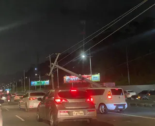 Acidente: carro bate em poste e deixa região do Imbuí sem energia