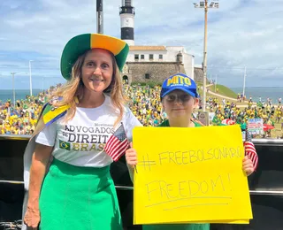 Advogada leva filho a ato em defesa de Bolsonaro no Farol da Barra