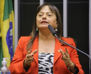 Alice Portugal sobre indiciamento de Bolsonaro: “Justiça está sendo feita”