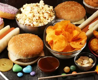 Alimentos comuns na dieta dos brasileiros são perigosos, alertam cientistas