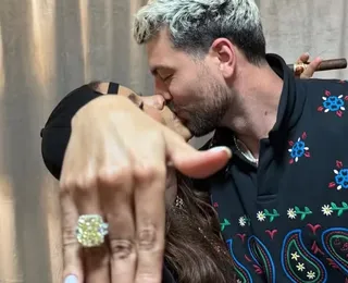 Anitta surge com anel de noivado e J Balvin comemora momento