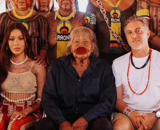 Anitta vira piada ao visitar aldeia indígena: “Rebolar pros índios”