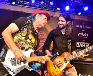 Armandinho e Eric Assmar lançam álbum e celebram a guitarra baiana