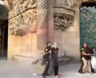 Ativistas jogam tinta na fachada da Sagrada Família de Barcelona