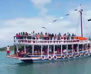 Barco lotado atinge canoa com crianças e causa pânico em Madre de Deus