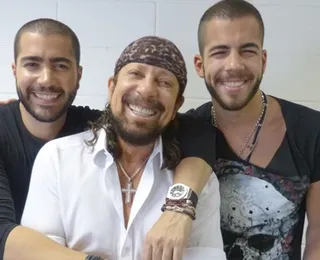 Bell Marques recebe homenagem dos filhos durante show em Salvador