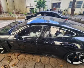 Bicheiro em Porsche blindado sofre atentado a tiros em grande avenida