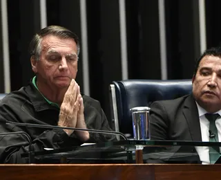 Bolsonaro chora e pede orações por ele durante sessão no Senado