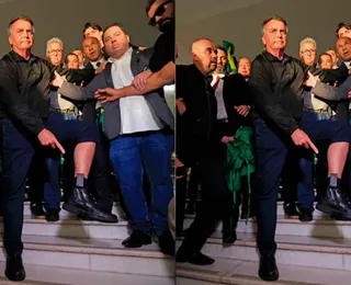Bolsonaro vai a culto evangélico e tenta esconder tornozeleira; veja