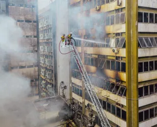 Bombeiros atuam para extinguir focos de incêndio no Comércio