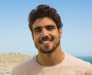 Caio Castro surpreende ao assumir namoro com ex-atriz da Globo